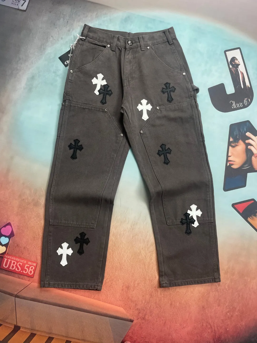 🅿️290 🔘Style number-KL128 🔘Chrome Hearts𝐂𝐡𝐫𝐨𝐦𝐞 𝐇𝐞𝐚𝐫𝐭 Matty Boy Sex Records series Cross black and white patchwork leather lumberjack jeans* Chrome Hearts Matty Boy Sex Records The patchwork leather jeans series is a masterpiece of fashion craftsmanship. It is made of beaded canvas fabric, which has been carefully crafted through heavy washing process, giving the fabric an extremely complex and unique texture, and the upper body has an extraordinary texture. In terms of shape shaping, precise three-dimensional cutting is used to present straight and neat lines, adapting to various body shapes. In terms of accessories, the hardware is customized from ZP (YKK sub-brand) and is of high quality. After being washed, beaded canvas not only becomes thicker, but also has a soft touch and excellent breathability, which greatly enhances the wearing experience. The details are full of ingenuity. The customized small leather label is exquisitely designed, the overall design is unique, and the workmanship is meticulous. Every trace is neat and meticulous, and the details are handled to the extreme. This pair of jeans perfectly integrates multiple fashion elements and breaks gender barriers. It can be easily worn by both men and women and is extremely trendy. Comparable to the Croxin double knee cross leather B01 logging pants and straight overalls B136, they are also extremely luxurious, with a market value of up to 1.9W. They are distinctively characterized by patchwork cross flower embellishment and high-waist washing technology. They embody top-notch heavy-duty craftsmanship and have become a highly sought-after focus item in the fashion industry. As a fashion brand that exudes a rich and luxurious atmosphere, Croxin is known as a high-street aristocrat and is favored by fashionistas and the rich second generation. Compared with ordinary high-street brands, it is more luxurious and noble; compared with traditional luxury brands, it has a bit more fashion personality and unique charm, making it the best choice for fashionistas. Specific to this pair of jeans, they are made of imported denim fabric, with custom-made silver-plated Crow heart buttons. The crosses are hand-embroidered from first-layer sheepskin, and blended into a variety of rare leather materials such as horse hair, sheepskin, and suede. There are a total of 26 genuine leather crosses on the whole pants, giving them a full sense of luxury. After repeated washing, the fabric becomes more delicate and breathable, making it easy to adapt to various styles. The buttons and zippers are made of genuine YKK vintage metal products, and the front knees are reinforced with double-layer canvas. Every hardware is carefully selected, and the details are exquisitely processed, fully demonstrating Croxin's excellent craftsmanship and cutting-edge fashion taste.  Size: S M L XL XXL (28.30.32.34.36) Color: Dark Gray
